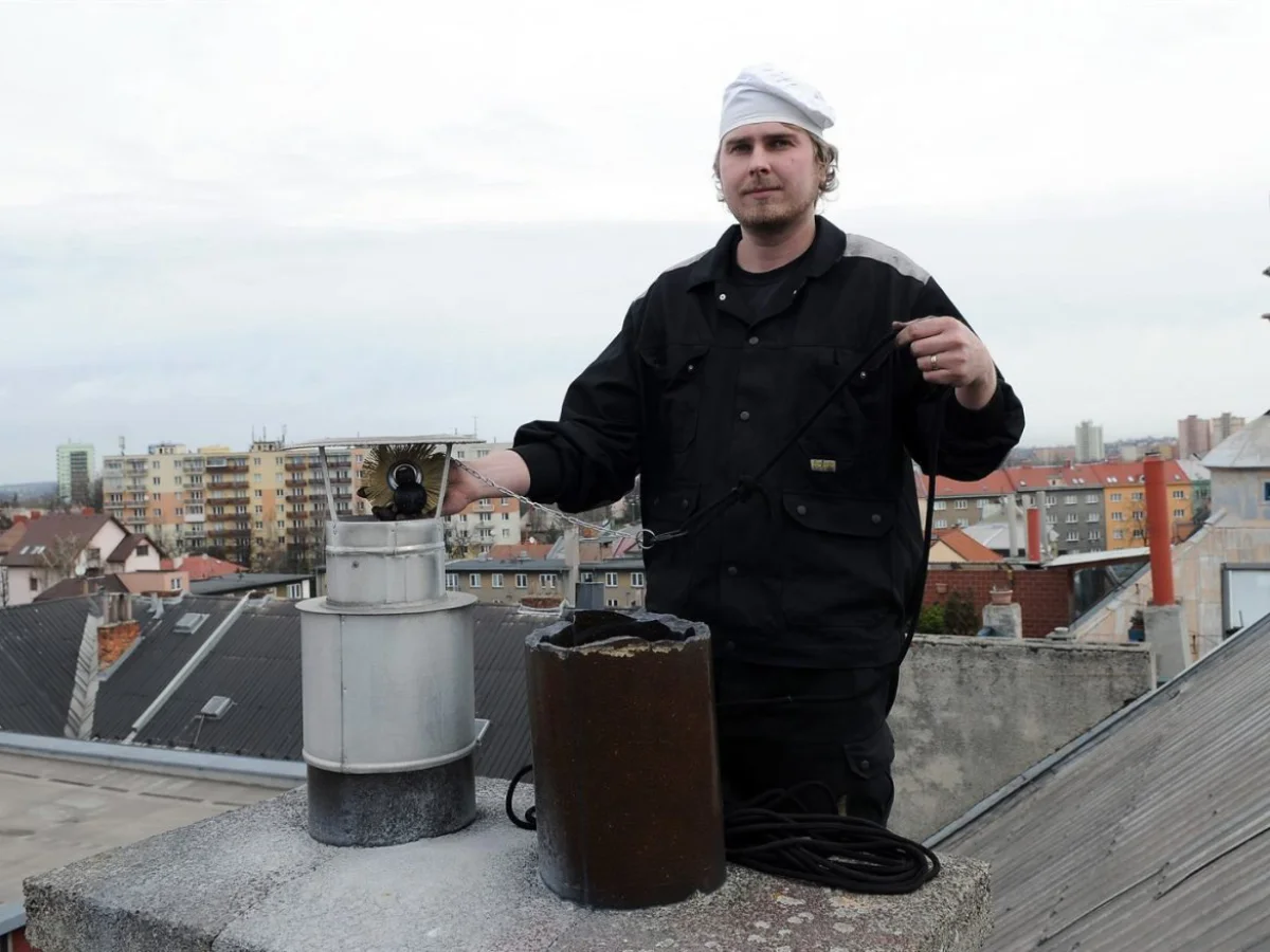 Kominík Václav Juchelka při práci na střeše